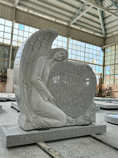 As lápides do amor e as lápides cruzadas foram enviadas para a Romênia