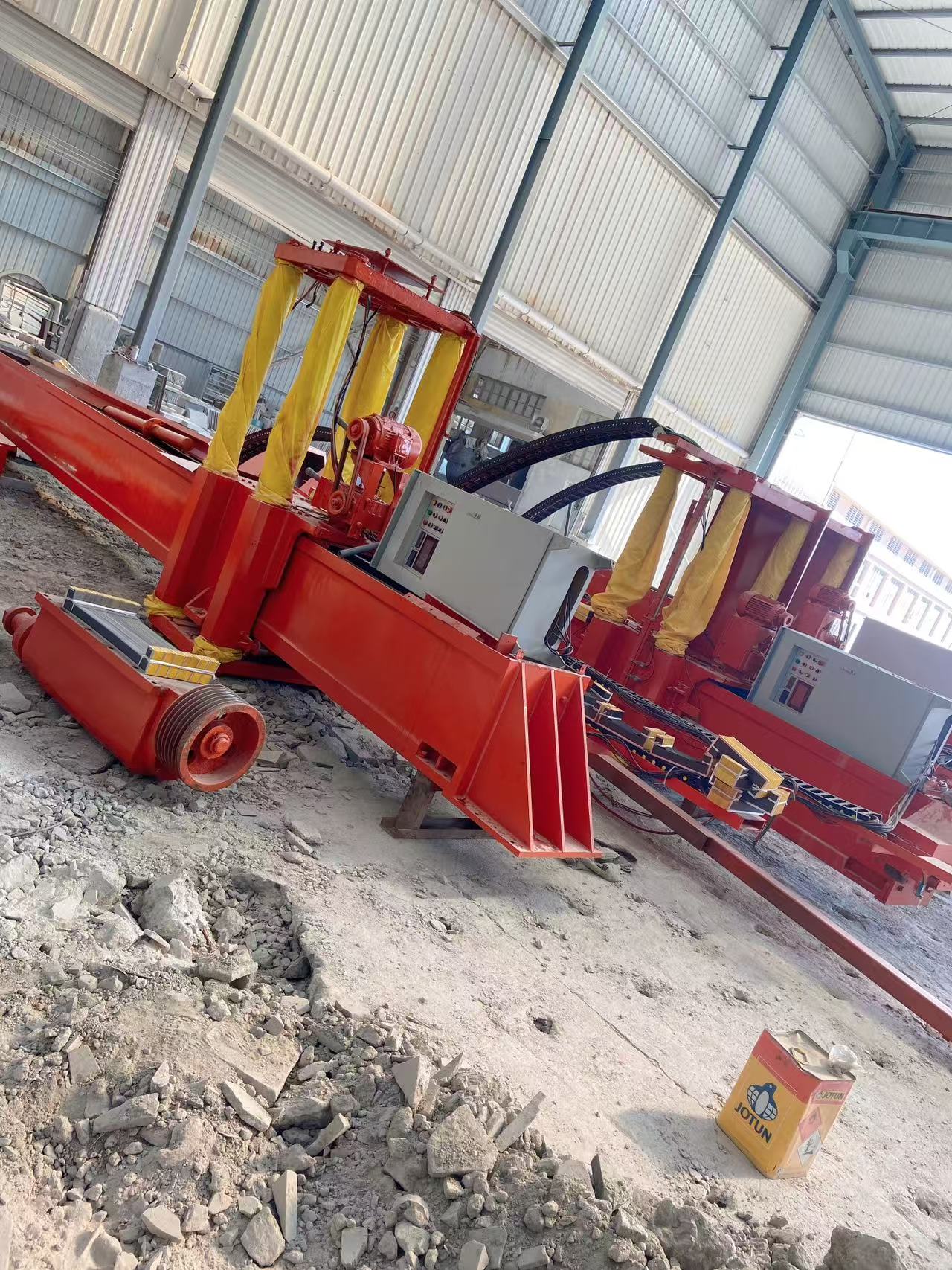 A empresa compra novos equipamentos para atender aos pedidos crescentes