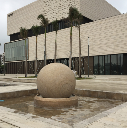 A escultura de pedra Xingyan cria a maior bola de feng shui da China continental em Zhuhai