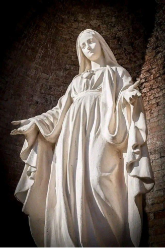 Estátua da Virgem Maria