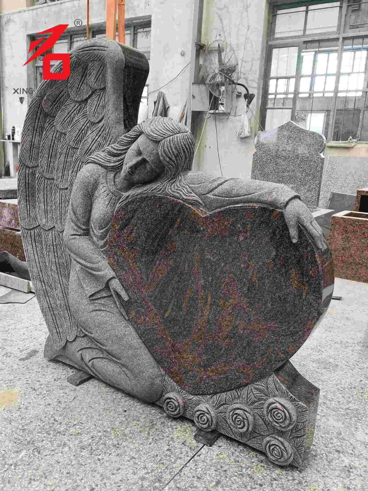 Lápide de arte em granito do coração do anjo guardião