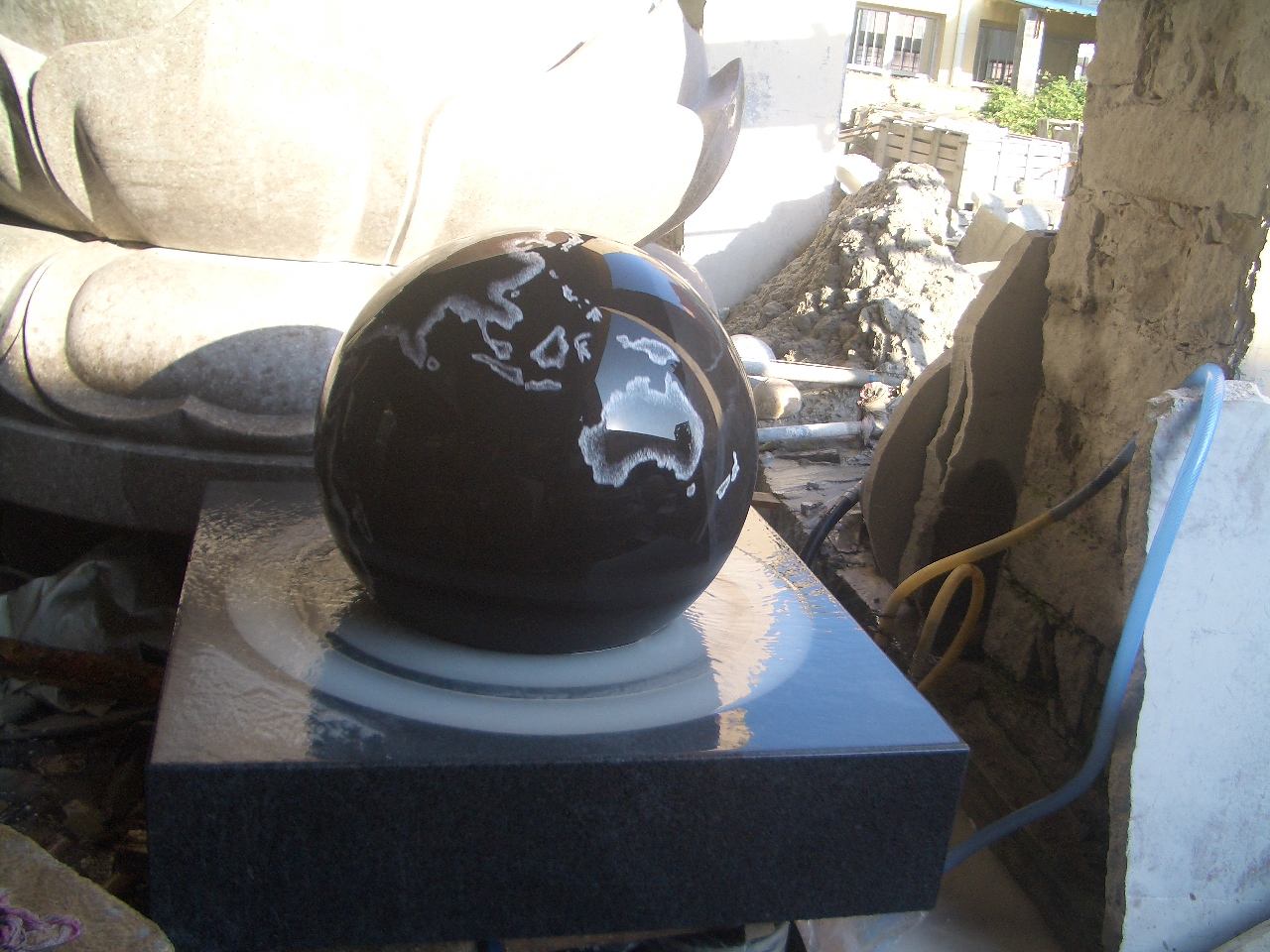 Escultura em pedra globo de granito preto