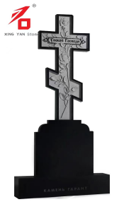 Monumento a rosa de granito preto na cruz