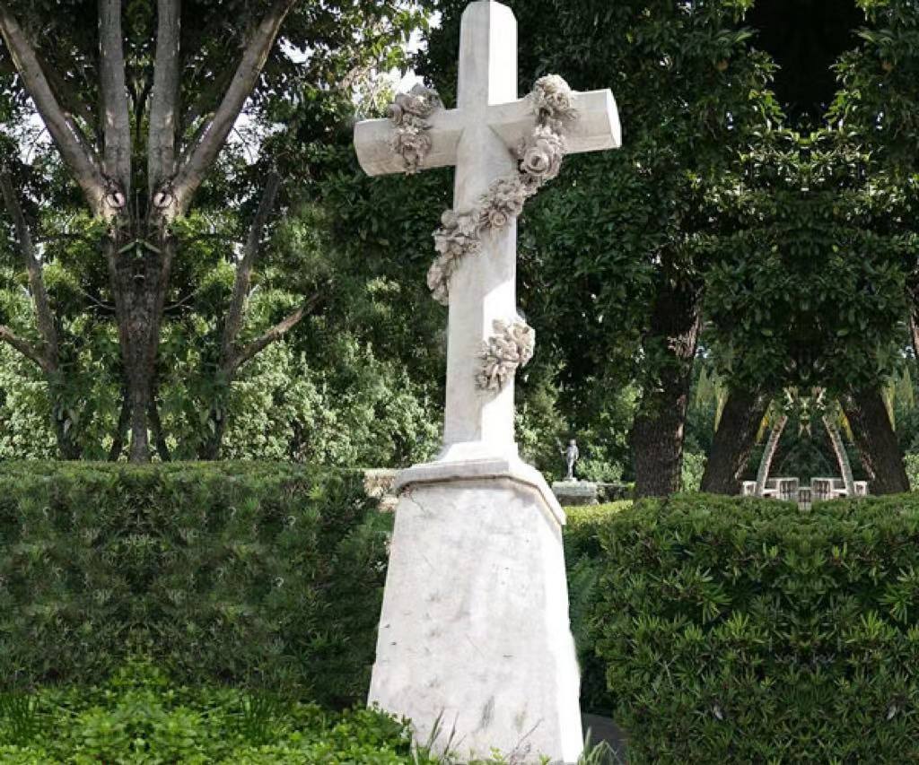 Lápide de cruz de mármore com gravura de rosa, pedra memorial religiosa