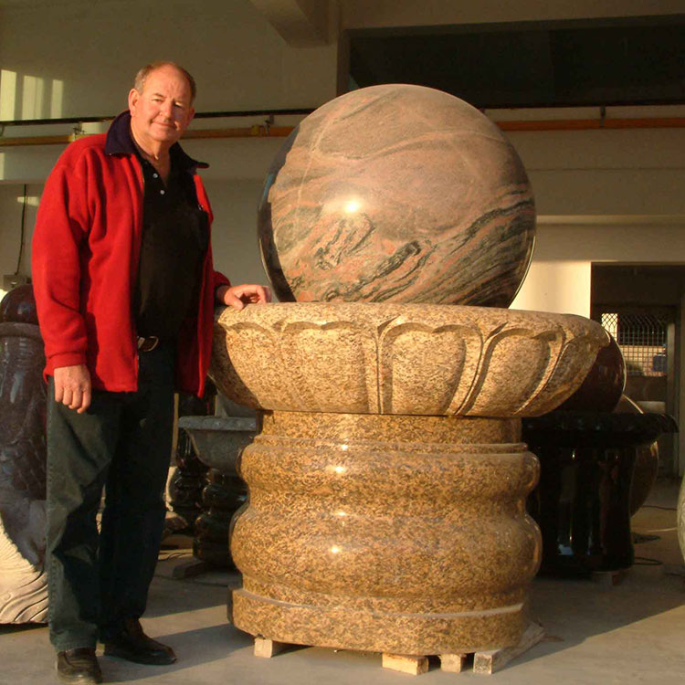 Fonte de esfera de granito vermelho multicolorido