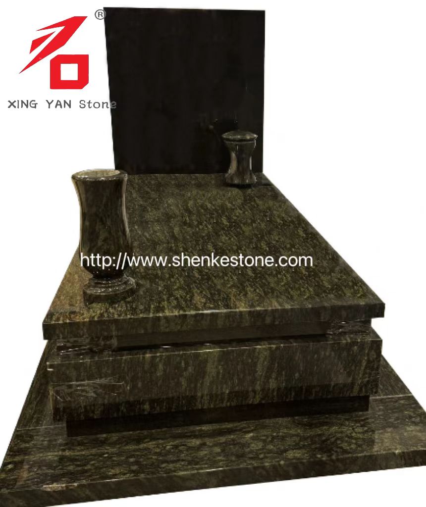 Monumento a granito verde -oliva e apoio a comprimidos de pedra preta, vasos e lanternas