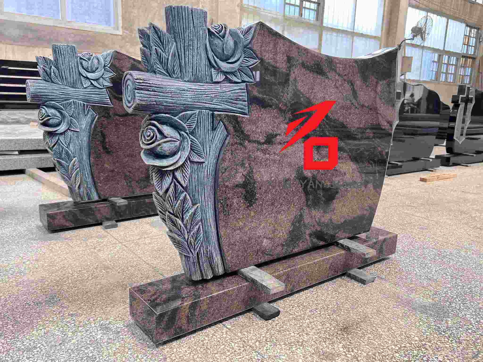 Lápide Memorial com Padrão de Rosa e Cruz