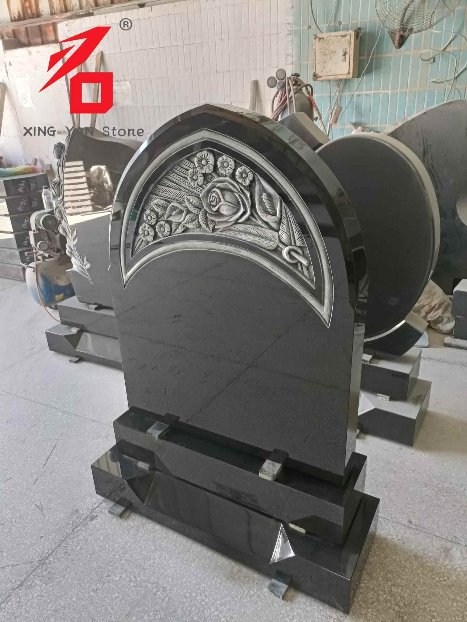 Lápide esculpida em rosa, lápide em arco de granito preto