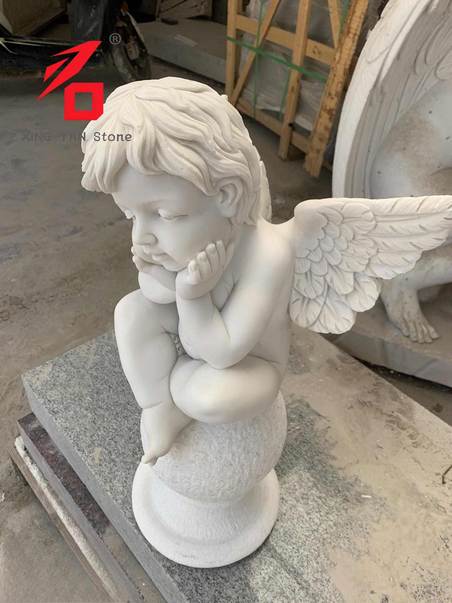 Escultura de anjo pensativo em mármore branco