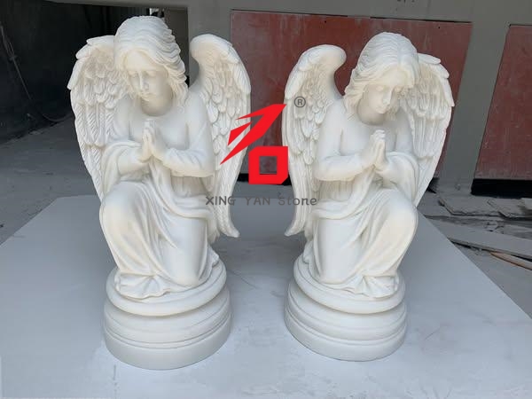 Ornamento de escultura em pedra de anjo orando em mármore branco